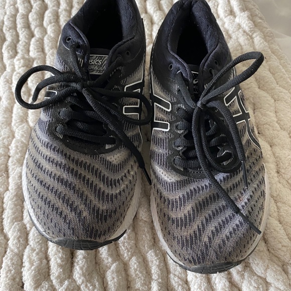 ASICS Women’s Gel Nimbus 22 Black and White Sneakers - Picture 6 of 9